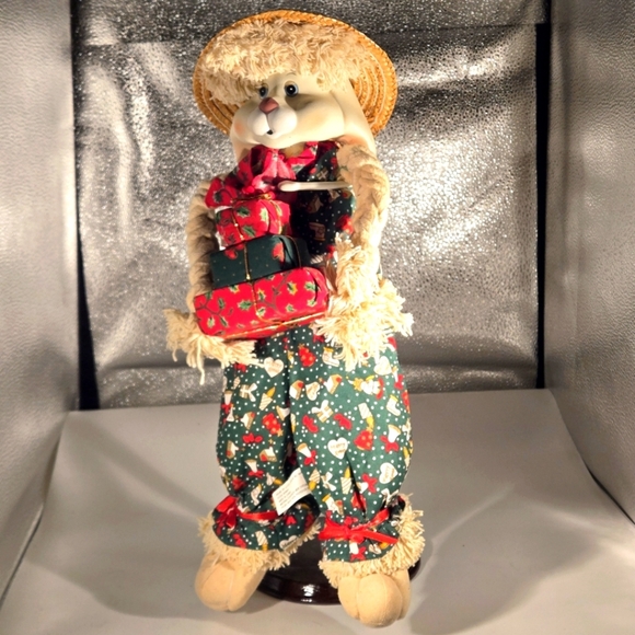 HOUSE OF LLOYD Christmas Around The World “ Floyd” Bunny 1994 With Hat & Gifts - Picture 2 of 8